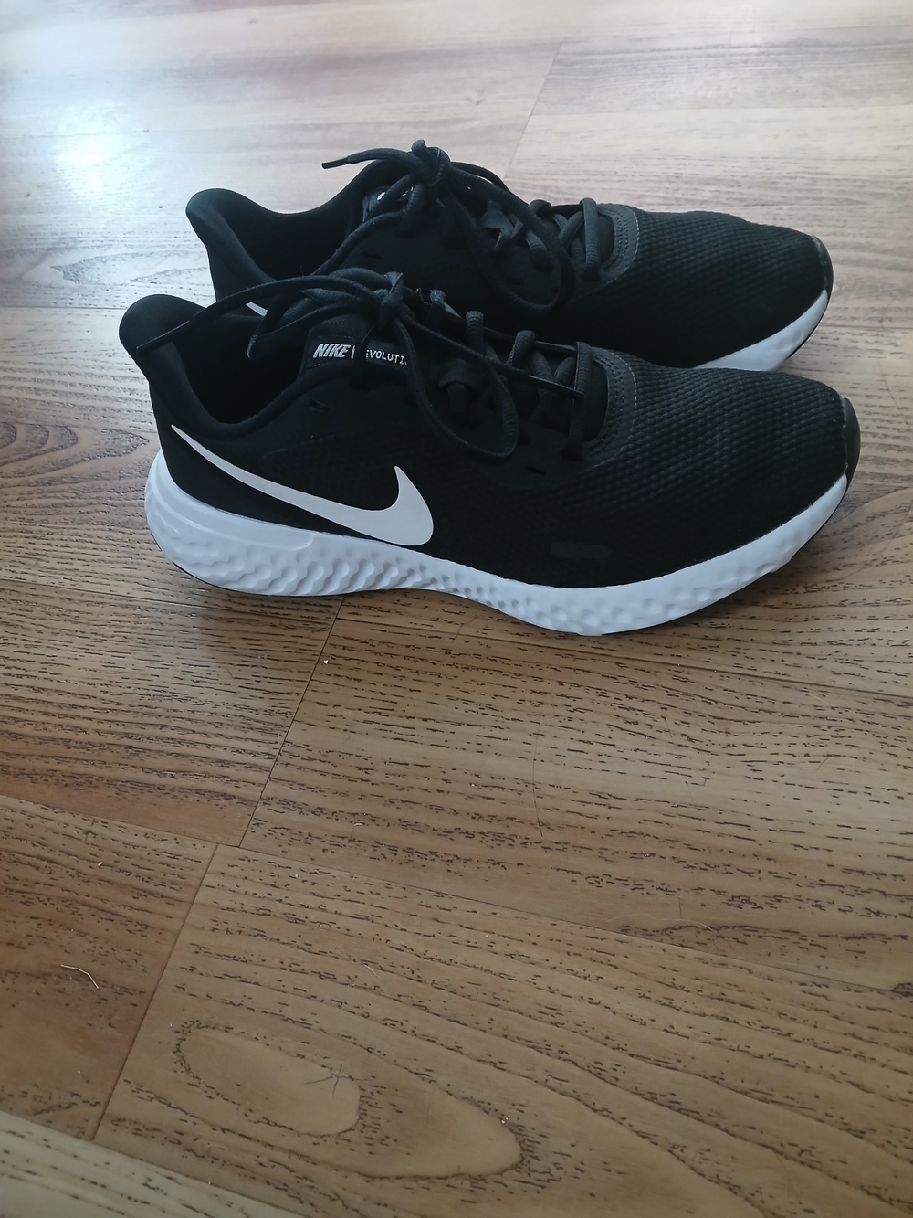 Nike Unisex Revolution size 8.